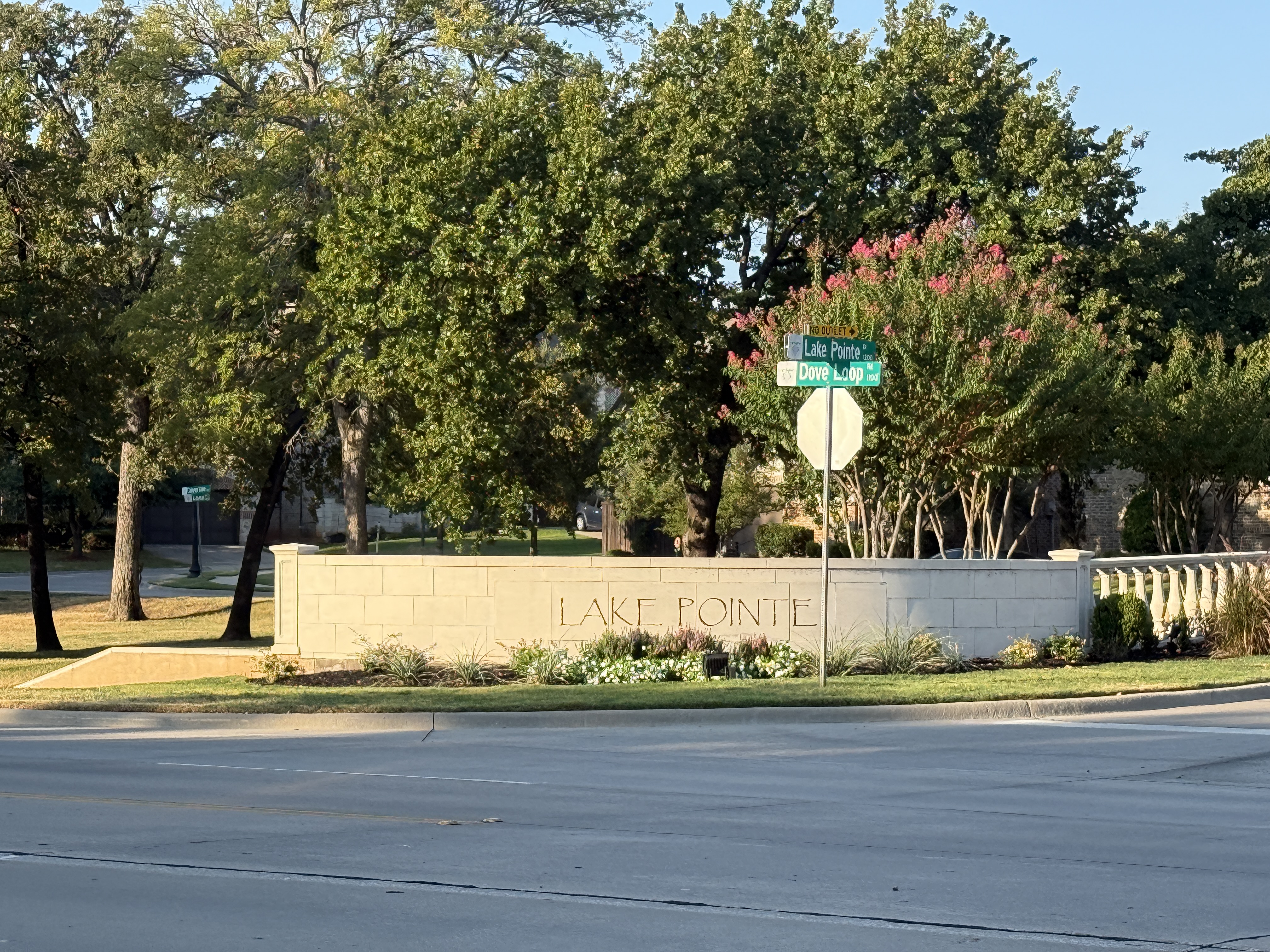 Lake Pointe Grapevine neighborhood entrance